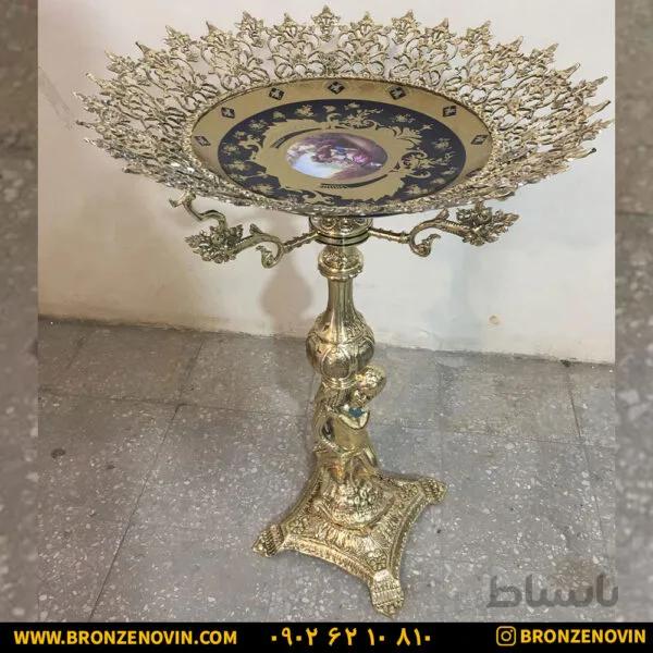 میوه خوری کنار سالنی برنزی پایه پسر بچه
