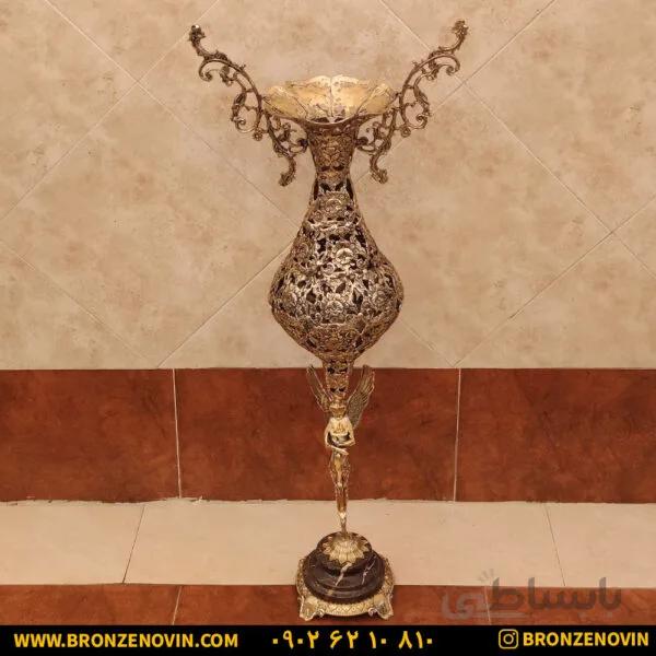 گلدان برنزی کنار سالنی طرح گل رز پایه سنگی
