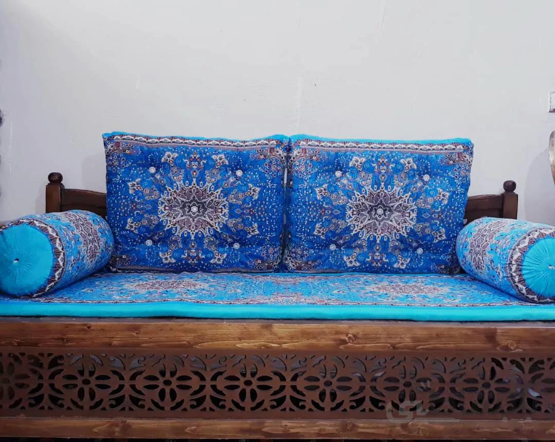 تشک نمدی و بالش فیروزه ای تخت سنتی