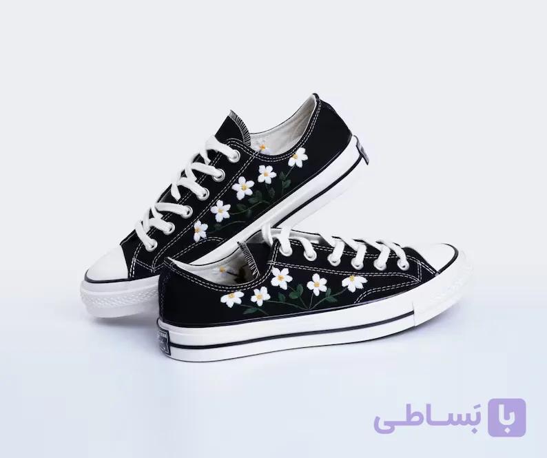کفش کانورس یا آلاستار با گلدوزی گلهای بابونه