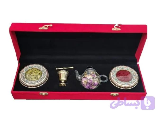 پک کادویی زعفران نگین، هل، شکوفه گل محمدی، هاون برنجی و قوری چینی