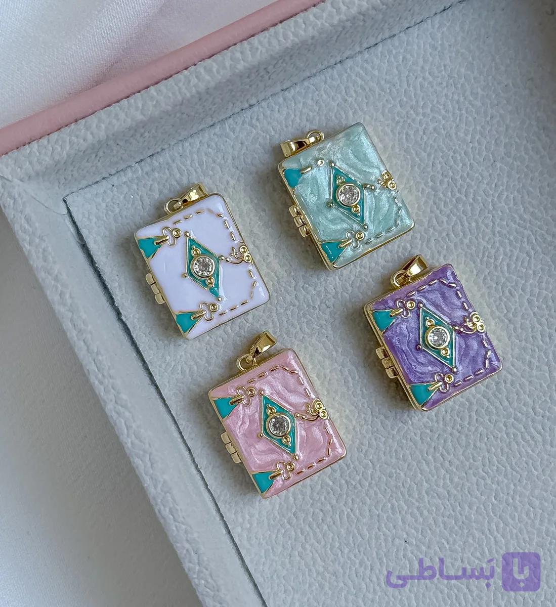لاکت کتابچه اسرار آمیز