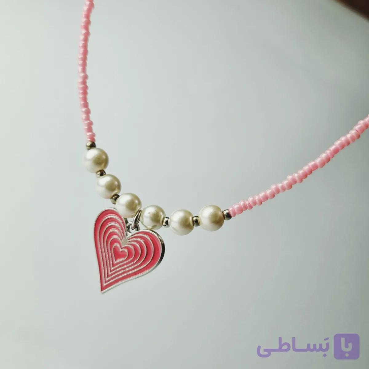 گردنبند منجوق صورتی و مروارید با پلاک قلب