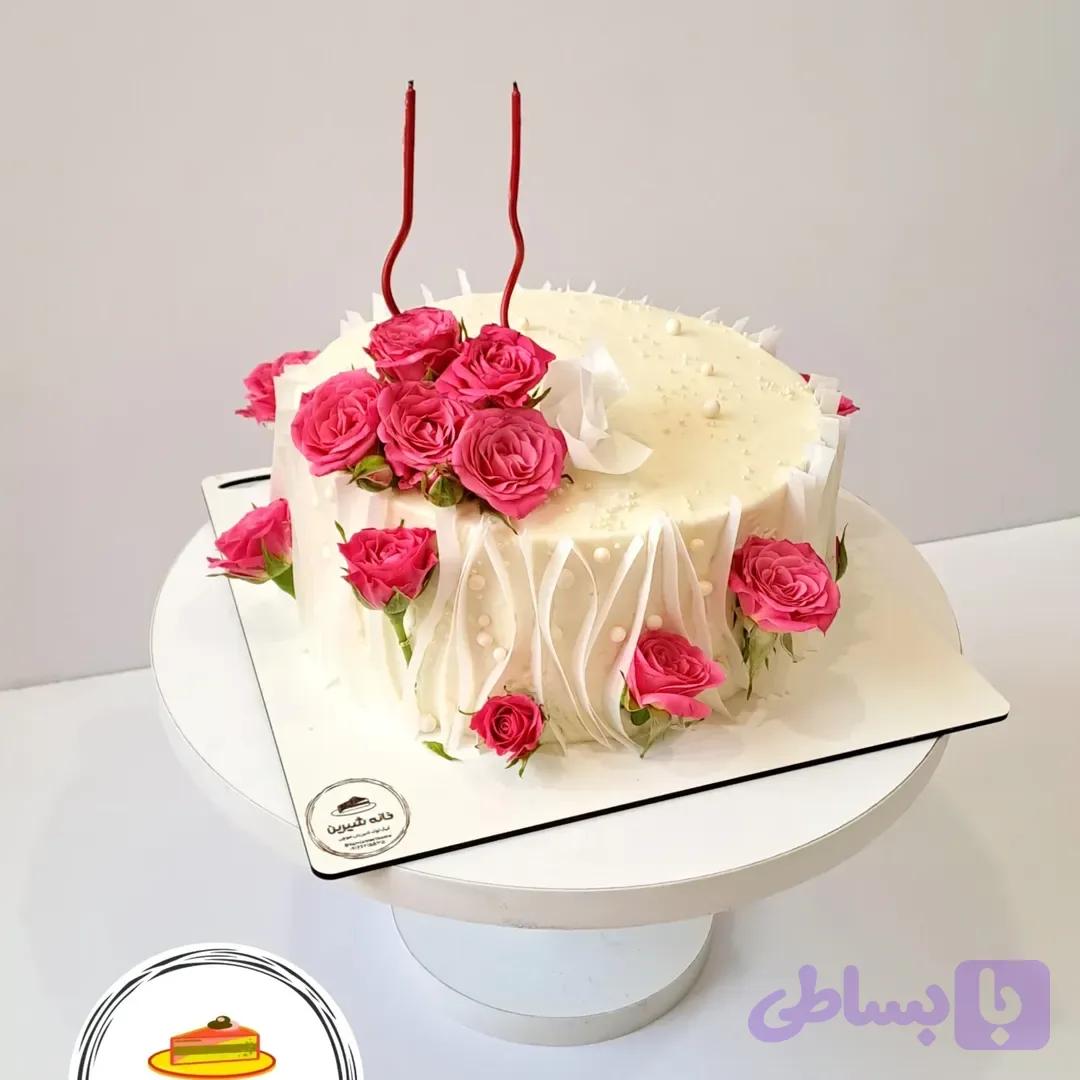 کیک تولد با گل طبیعی و کاغذ خوراکی شماره یک